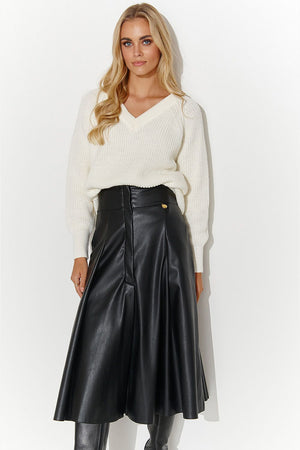 Jupe midi en cuir trapèze noire élégante, parfaite pour une allure chic et moderne, disponible en e-commerce.
