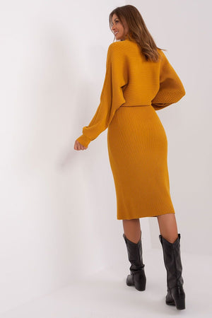 Jupe midi jaune moutarde en maille côtelée pour un look automnal élégant et confortable, idéale pour diverses occasions.