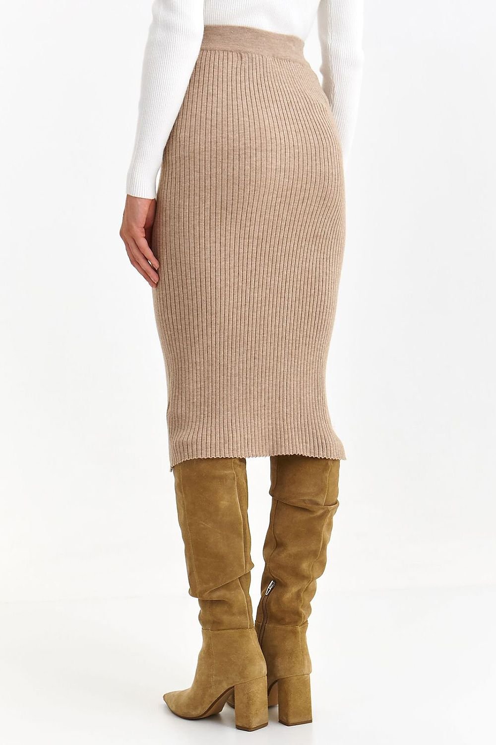 Jupe beige midi moulante en maille côtelée avec ourlet brut, idéale pour une tenue élégante et confortable.