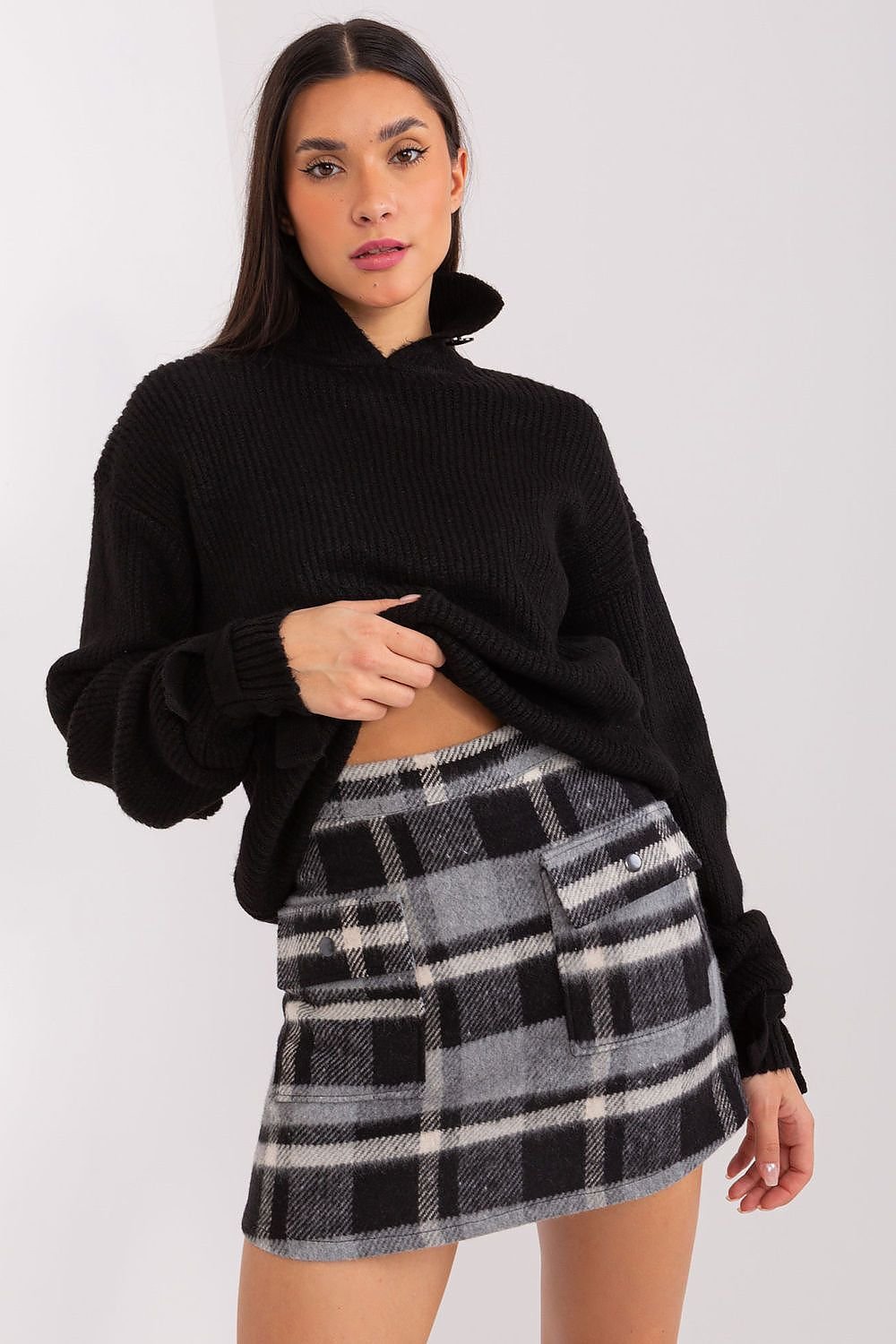 Jupe en laine courte à carreaux noirs et blancs, coupe droite et style casual, idéale pour l'automne-hiver.