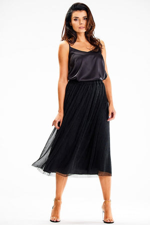 Jupe midi fluide noire élégante pour un style chic et épuré, idéale pour les occasions formelles ou décontractées.