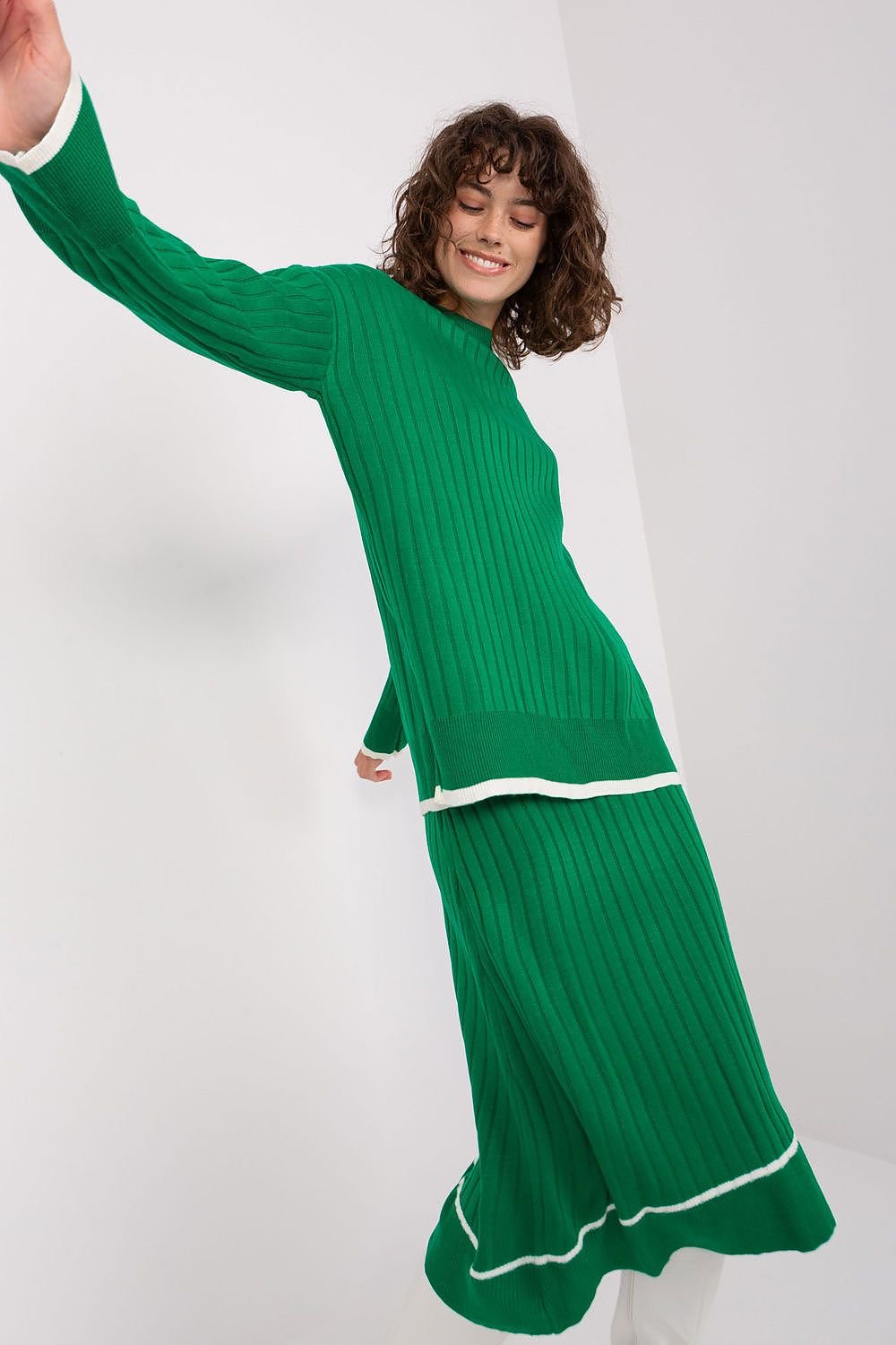 Jupe longue fluide verte en maille avec haut assorti pour un style élégant et confortable, parfait pour les ensembles coordonnés.