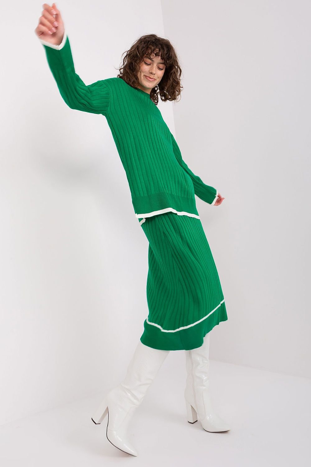 Jupe longue verte en maille avec haut assorti pour un look élégant et confortable, idéal pour la collection automne-hiver.