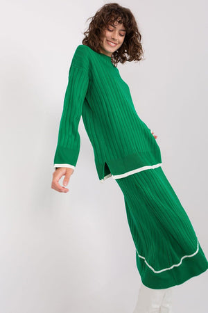 Jupe longue fluide verte avec haut assorti, tenue élégante et moderne pour toutes occasions - ensemble jupe longue et haut.