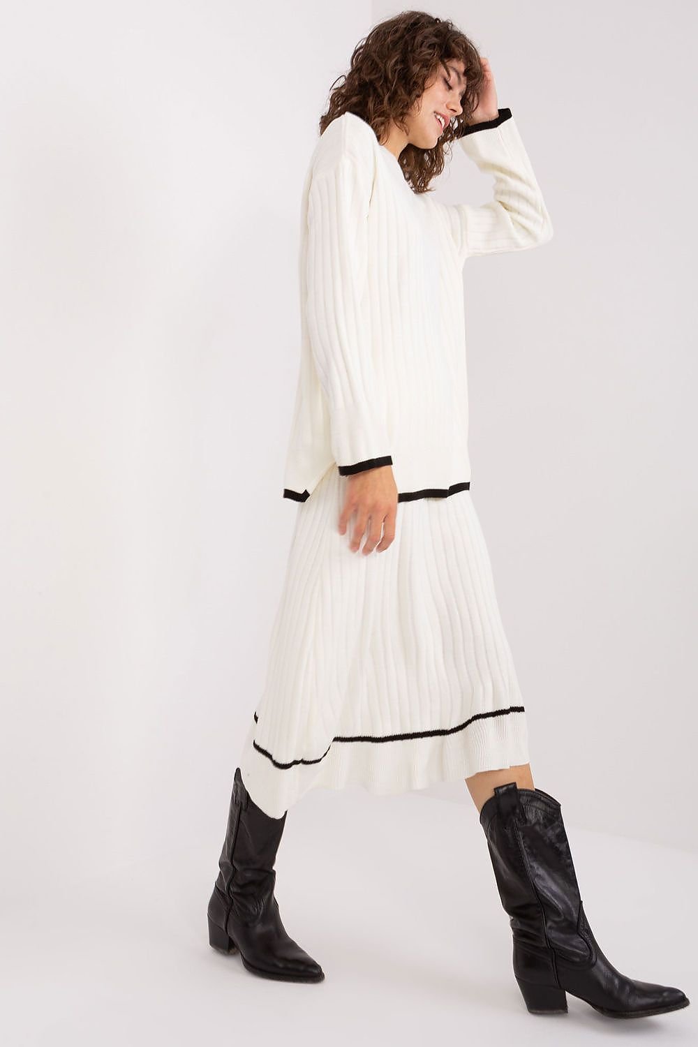 Jupe plissée blanche midi avec détails noirs, ensemble élégant pour un look tendance et chic - ensemble-blanc-jupe