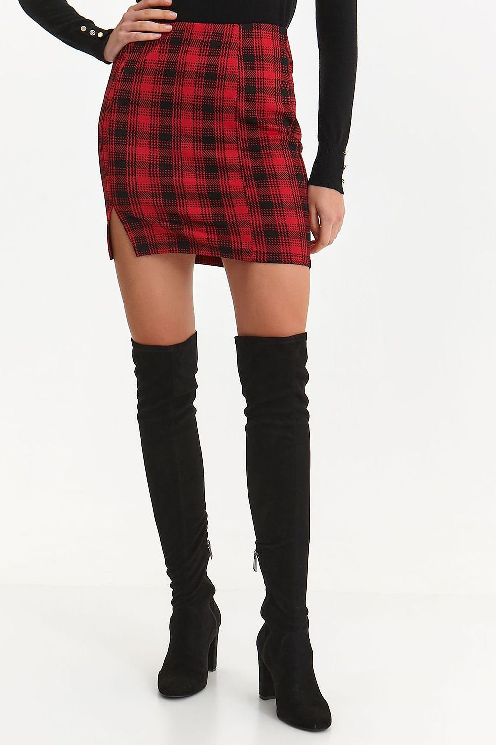 Jupe mini-jupe écossaise rouge et noire à carreaux avec coupe droite et style tendance, parfaite pour une tenue casual ou chic.