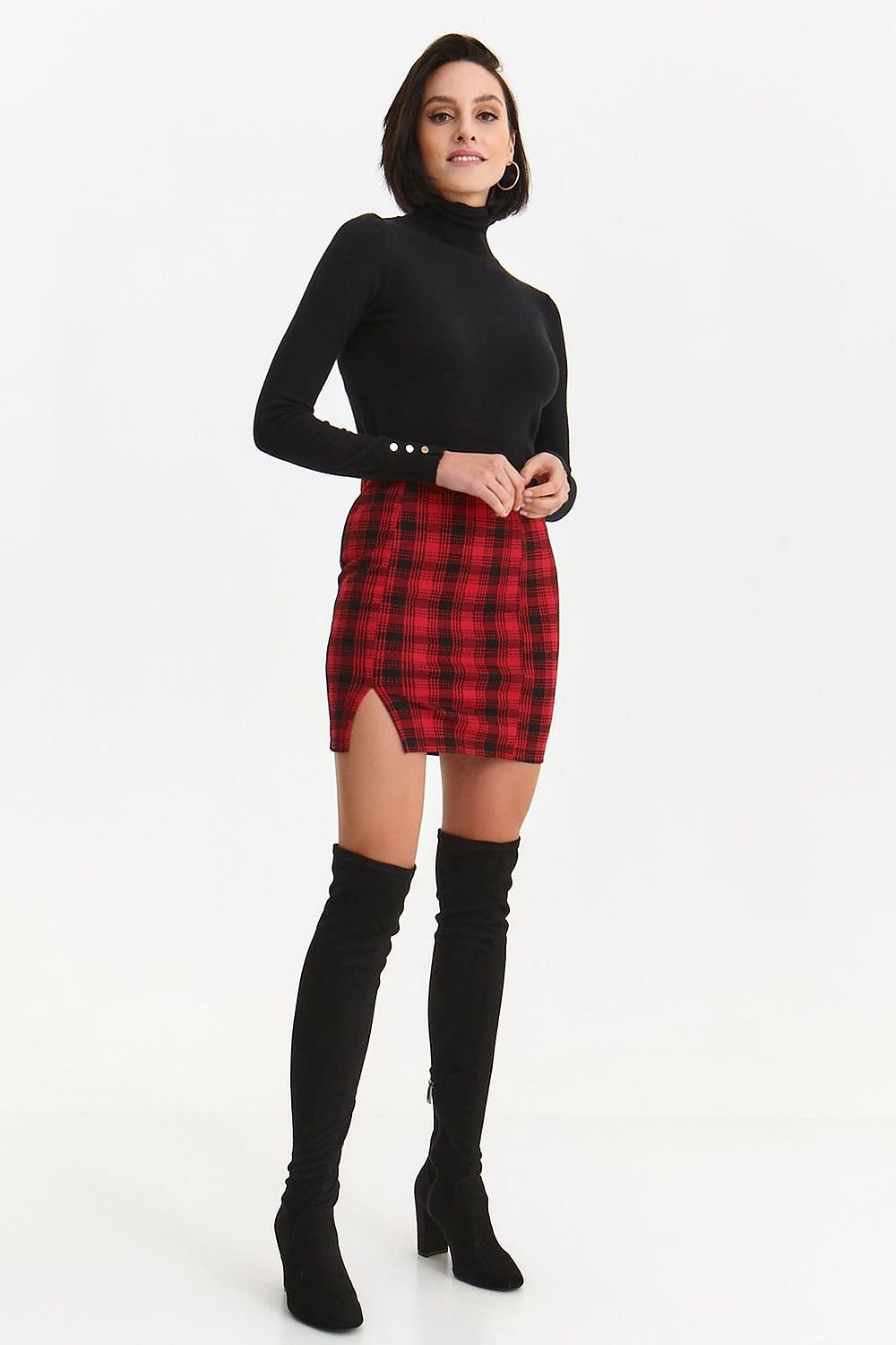 Jupe mini-jupe écossaise rouge et noire fendue, coupe droite élégante, parfaite pour une tenue tendance et chic.