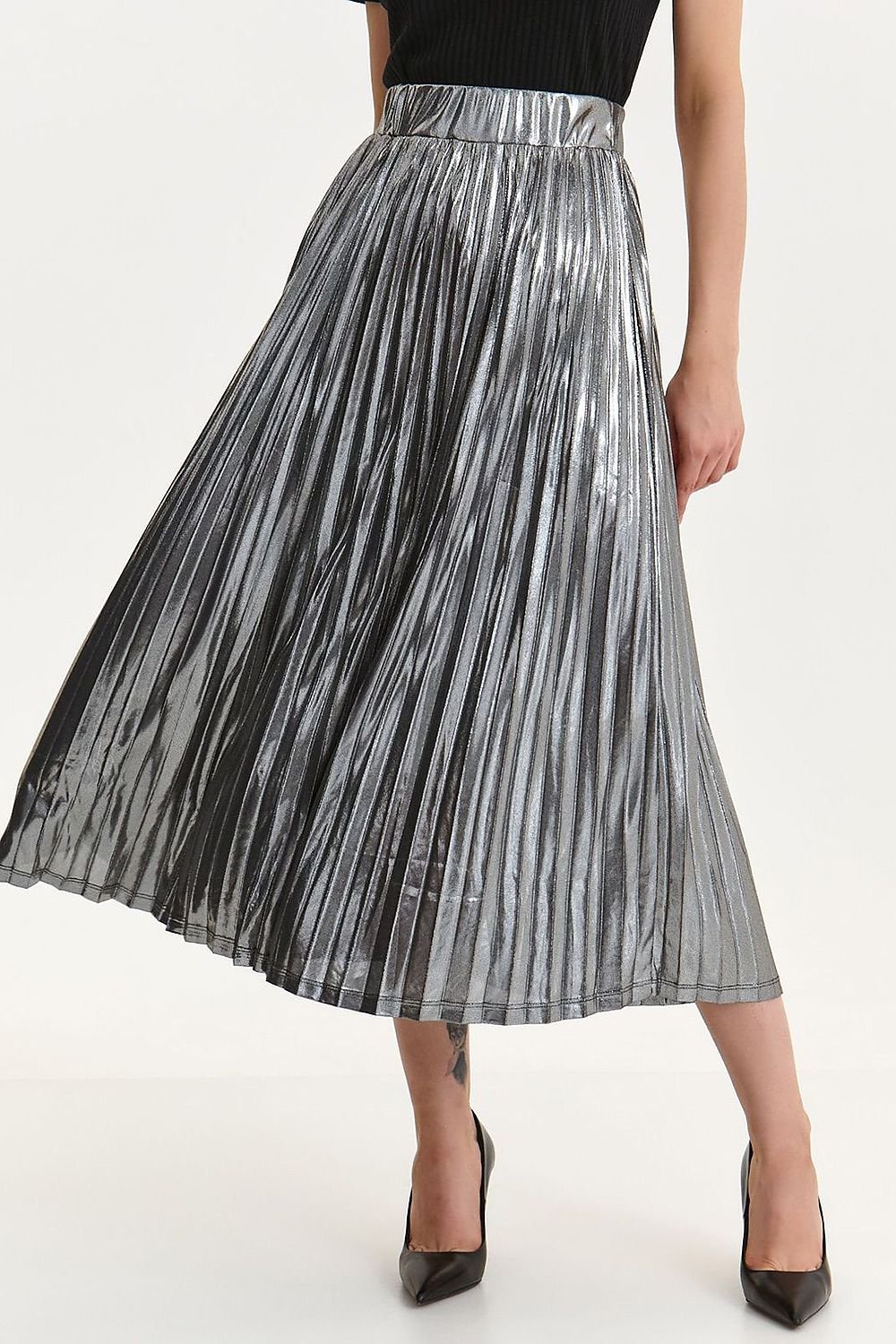 Jupe longue plissée argentée mi-longue en tissu satiné brillant, idéale pour une tenue de soirée élégante et moderne.