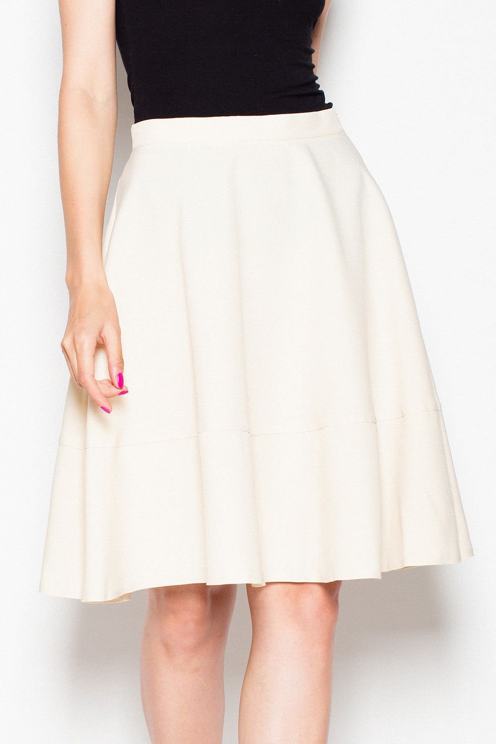 Jupe trapèze beige courte pour femme élégante, tissu lisse et structuré, idéale pour une tenue décontractée ou professionnelle.