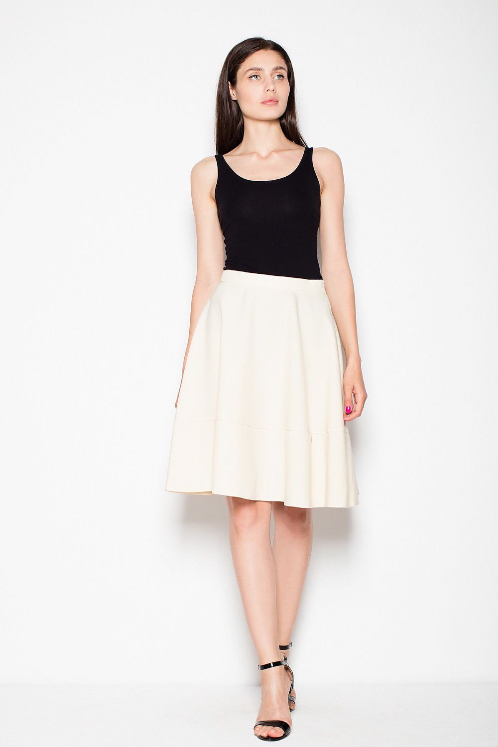 Jupe trapèze beige courte pour femme avec design épuré, idéale pour un look casual chic ou professionnel.