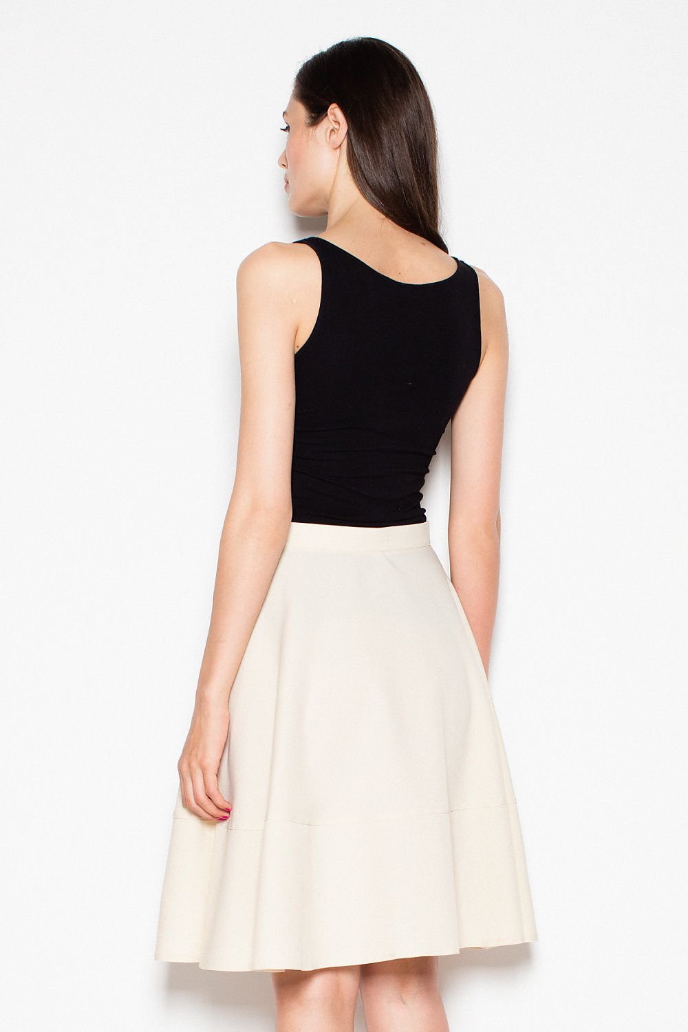 Jupe trapèze beige courte élégante, idéale pour une tenue décontractée ou professionnelle, facile à associer.