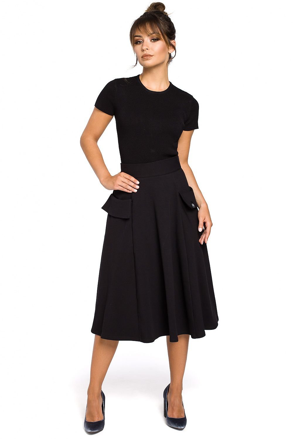 Jupe cargo noire mi-longue avec poches latérales pour un look tendance et pratique, parfaite pour une tenue décontractée ou professionnelle.