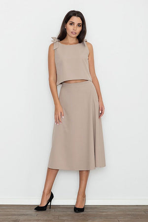 Jupe beige midi élégante en ensemble avec haut assorti pour un look chic et sophistiqué, parfait pour une tenue de soirée ou un événement formel.