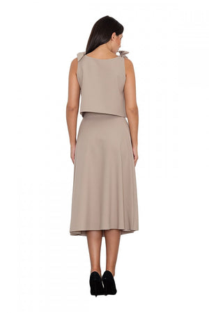 Jupe beige midi droite pour un ensemble élégant avec haut assorti, idéal pour une tenue de travail chic ou une occasion spéciale.