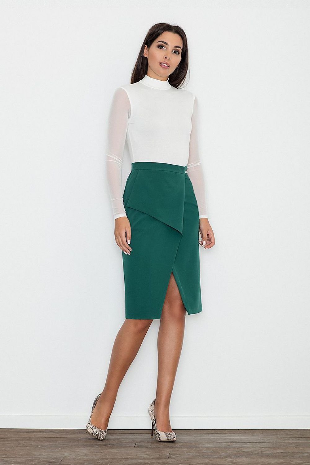 Jupe portefeuille verte tendance mi-longue asymétrique pour un look chic et moderne, idéale pour une tenue de bureau ou une sortie.