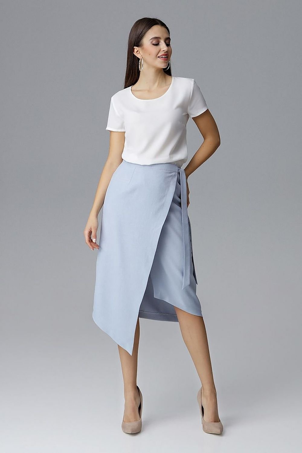 Jupe longue asymétrique bleue chic pour femme avec design moderne, parfaite pour un look élégant et tendance.