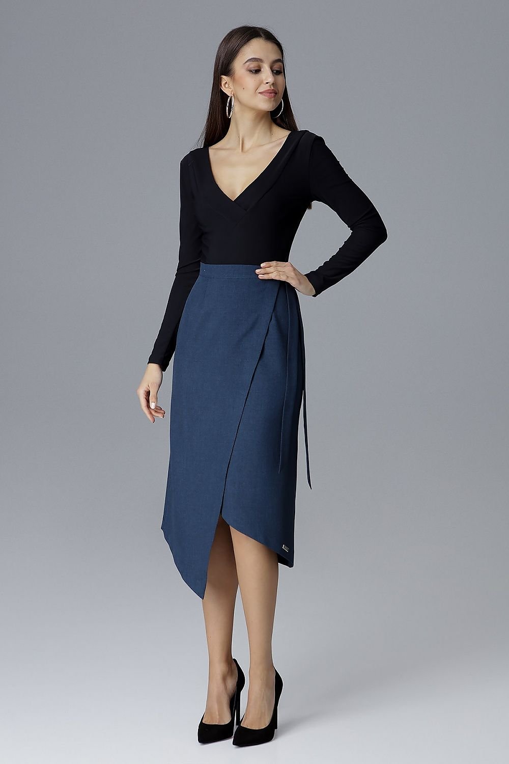 Jupe asymétrique longue bleue élégante pour femme, coupe mi-longue avec un style portefeuille et nouée sur le côté.