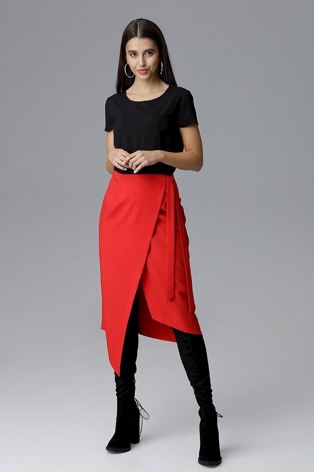 Jupe asymétrique portefeuille rouge élégante, stylée pour un look moderne et chic, à associer avec des hauts décontractés ou formels.