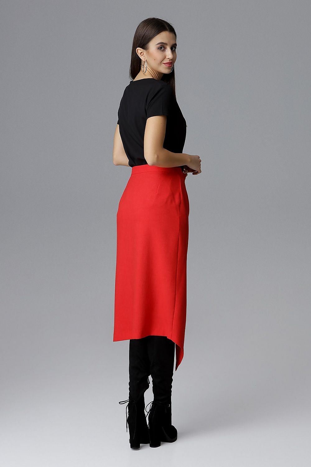 Jupe asymétrique portefeuille rouge élégante, coupe moderne, parfaite pour une tenue chic ou de bureau.