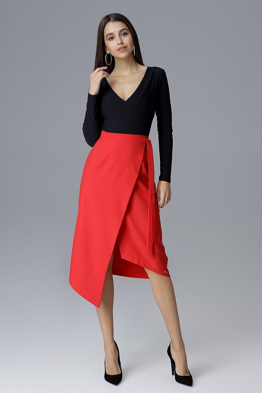 Jupe portefeuille asymétrique rouge mi-longue élégante pour un look chic et tendance, parfaite pour le bureau ou une sortie.