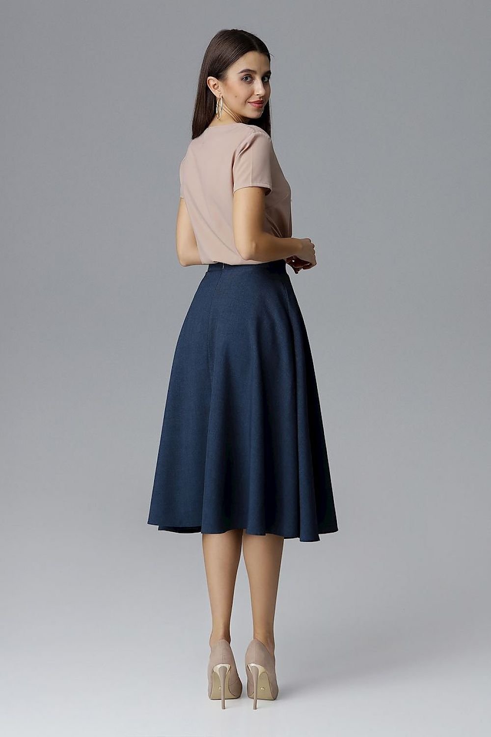 Jupe midi évasée mi-longue en tissu bleu marine, style élégant et féminin pour tenue de travail ou sortie chic.