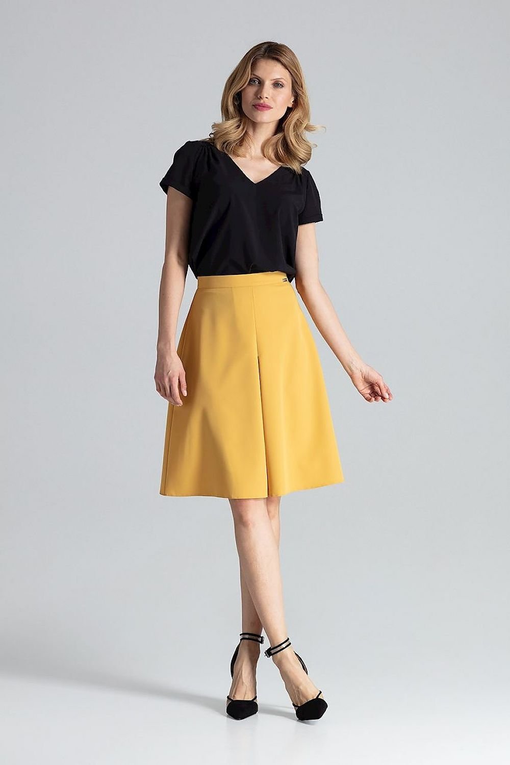 Jupe midi trapèze jaune pour un look élégant et contemporain, parfaite pour une tenue de travail ou une sortie.