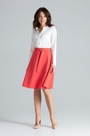 Jupe ample rouge midi droite élégante avec ceinture assortie, idéale pour un look professionnel ou décontracté chic.