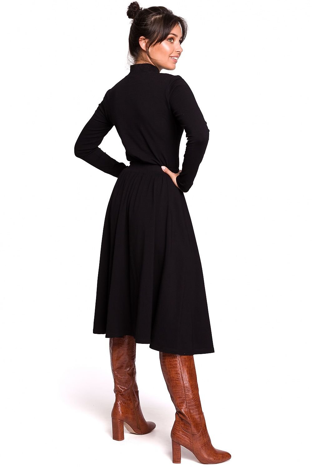 Jupe fendue mi-longue noire élégante, parfaite pour une tenue chic ou professionnelle, tissu fluide et confortable.