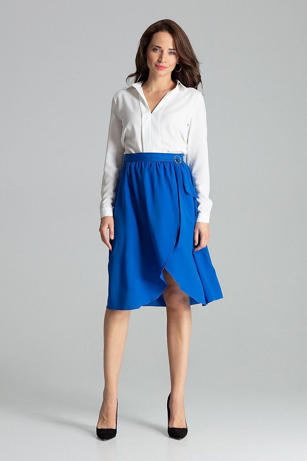 Jupe bleue mi-longue plissée avec taille accentuée, parfaite pour une tenue élégante et moderne.