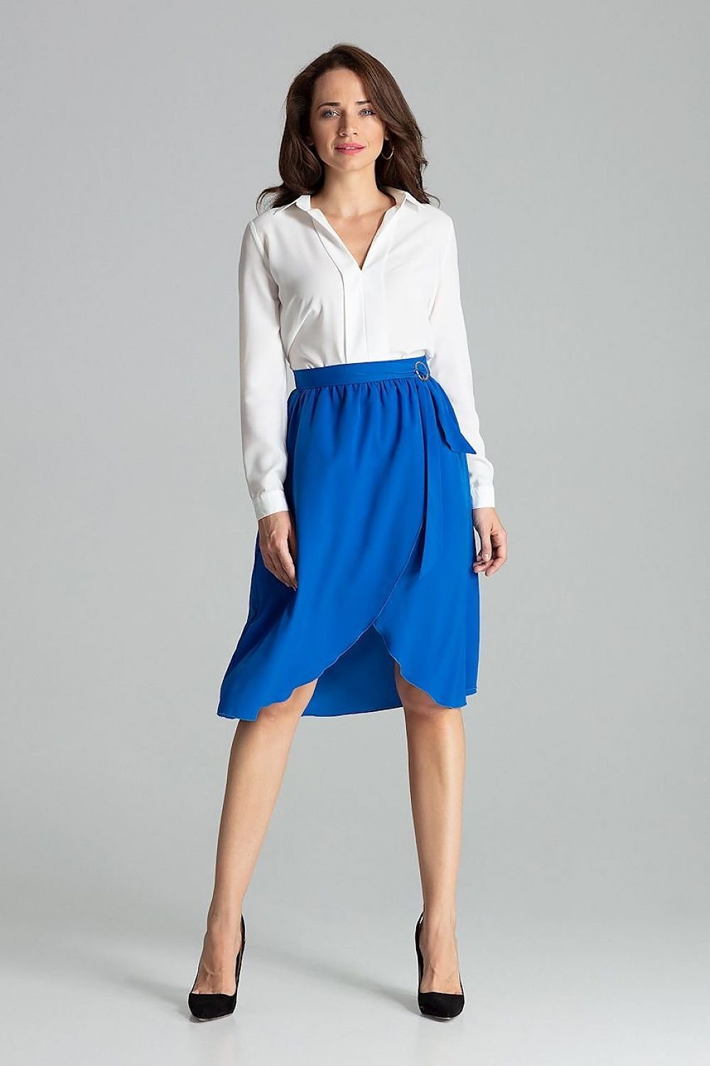 Jupe bleue mi-longue portefeuille avec taille plissée et ceinture élégante pour tenue chic.