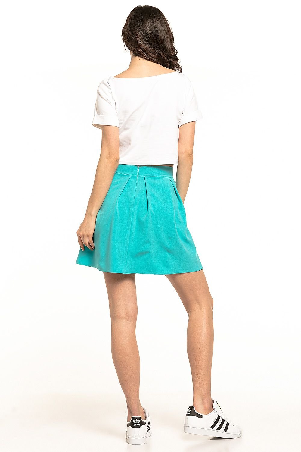 Jupe courte trapèze en tissu satiné couleur turquoise, parfaite pour une tenue décontractée ou chic.