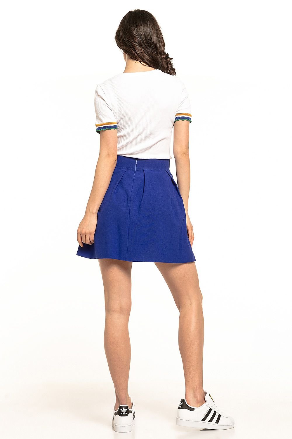 Jupe plissée bleu marine courte et élégante, idéale pour un style décontracté ou habillé, disponible en ligne.