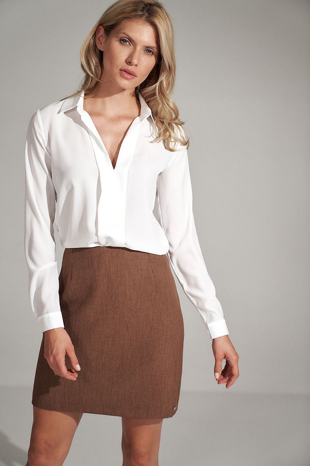 Jupe mini-jupe trapèze marron élégante, idéale pour une tenue de bureau ou une sortie chic, coupe tendance.