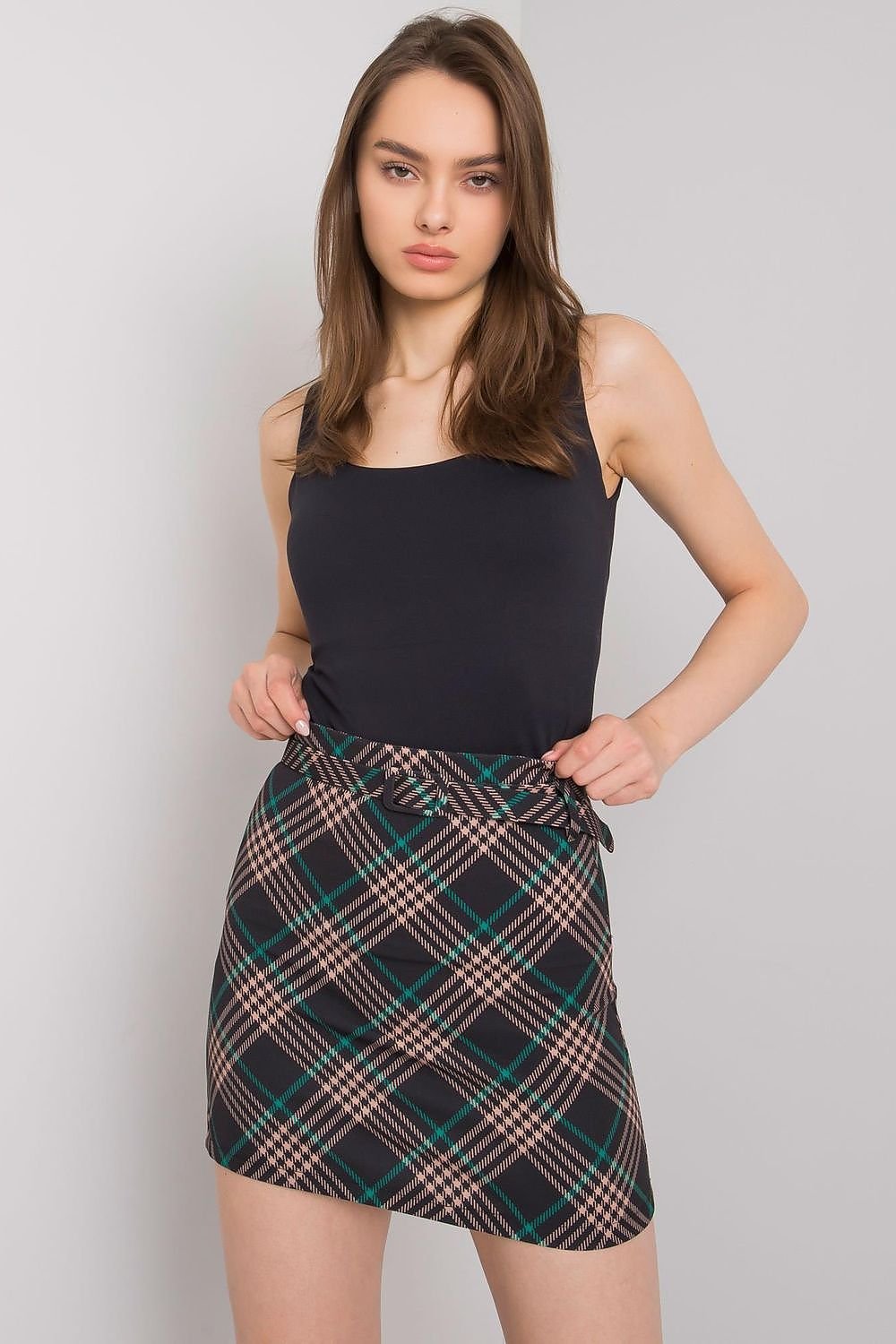 Jupe mini-jupe à carreaux tendance avec lien à nouer, parfaite pour un look casual chic.