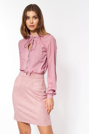 Jupe courte rose en velours, coupe droite et élégante pour une tenue chic et confortable, parfaite pour une sortie.