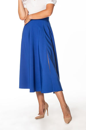 Jupe bleue midi trapèze élégante, idéale pour une tenue chic et féminine, avec une coupe flatteuse et versatile.