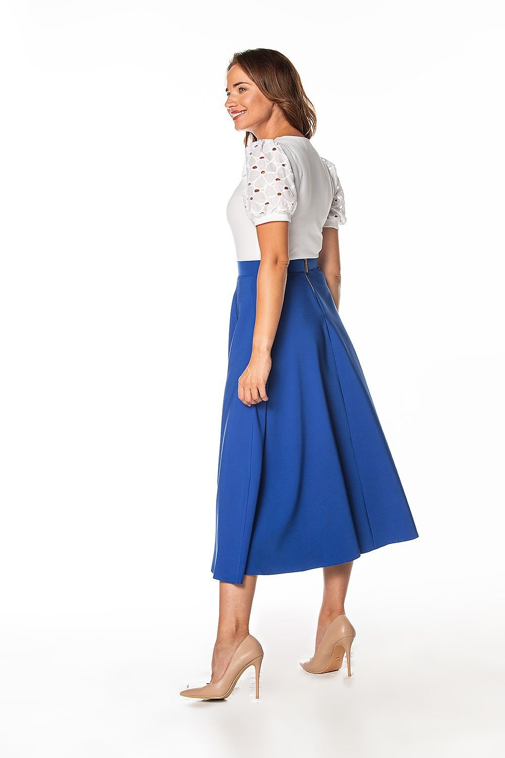 Jupe bleue midi trapèze élégante pour femme, parfaite au bureau ou en soirée, avec une coupe flatteuse et moderne.