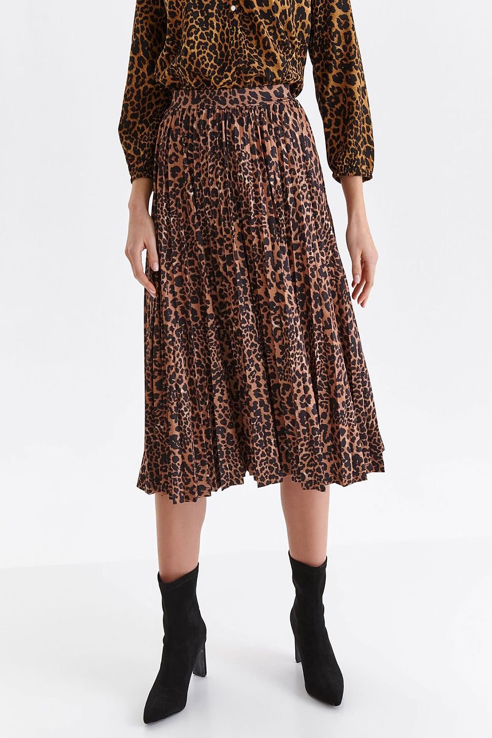 Jupe midi plissée à motif léopard pour un look tendance et audacieux, parfaite pour une garde-robe moderne.