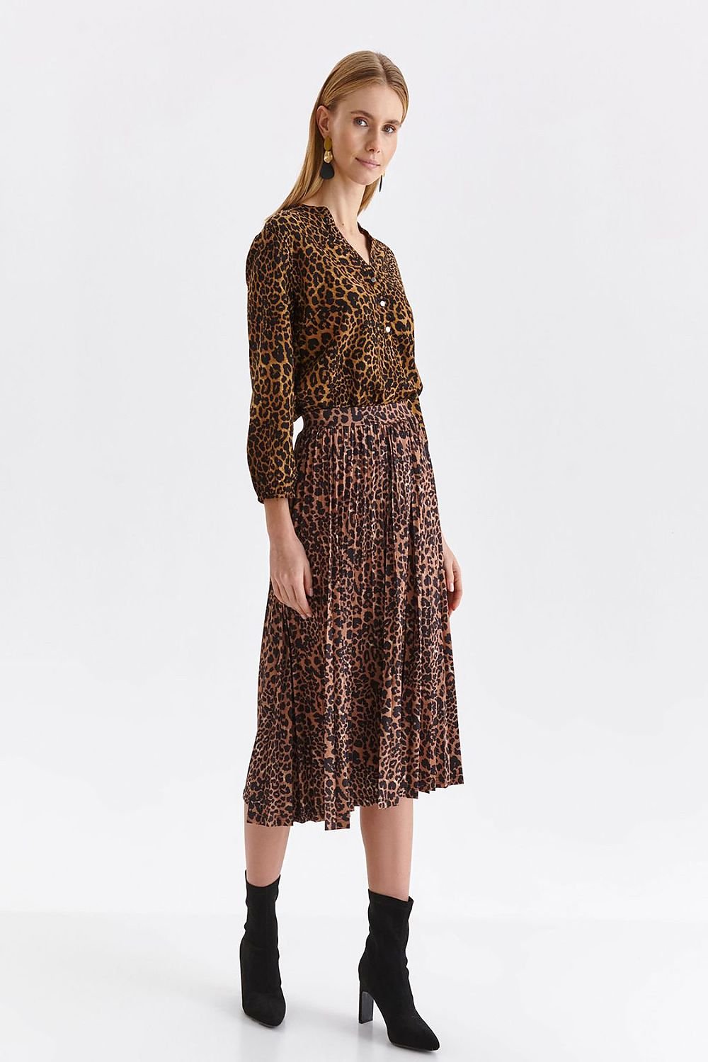 Jupe midi plissée motif léopard pour un look sauvage et tendance, idéale pour une sortie ou une garde-robe stylée.