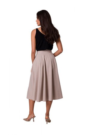 Jupe midi beige taille haute évasée en tissu fluide, idéale pour une tenue élégante et féminine.