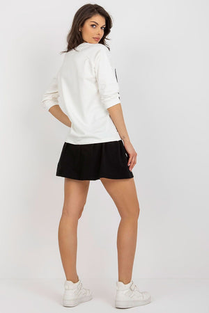 Jupe noire courte style jupe short en tissu lisse pour ensemble avec jupe taille haute, tendance et confortable.