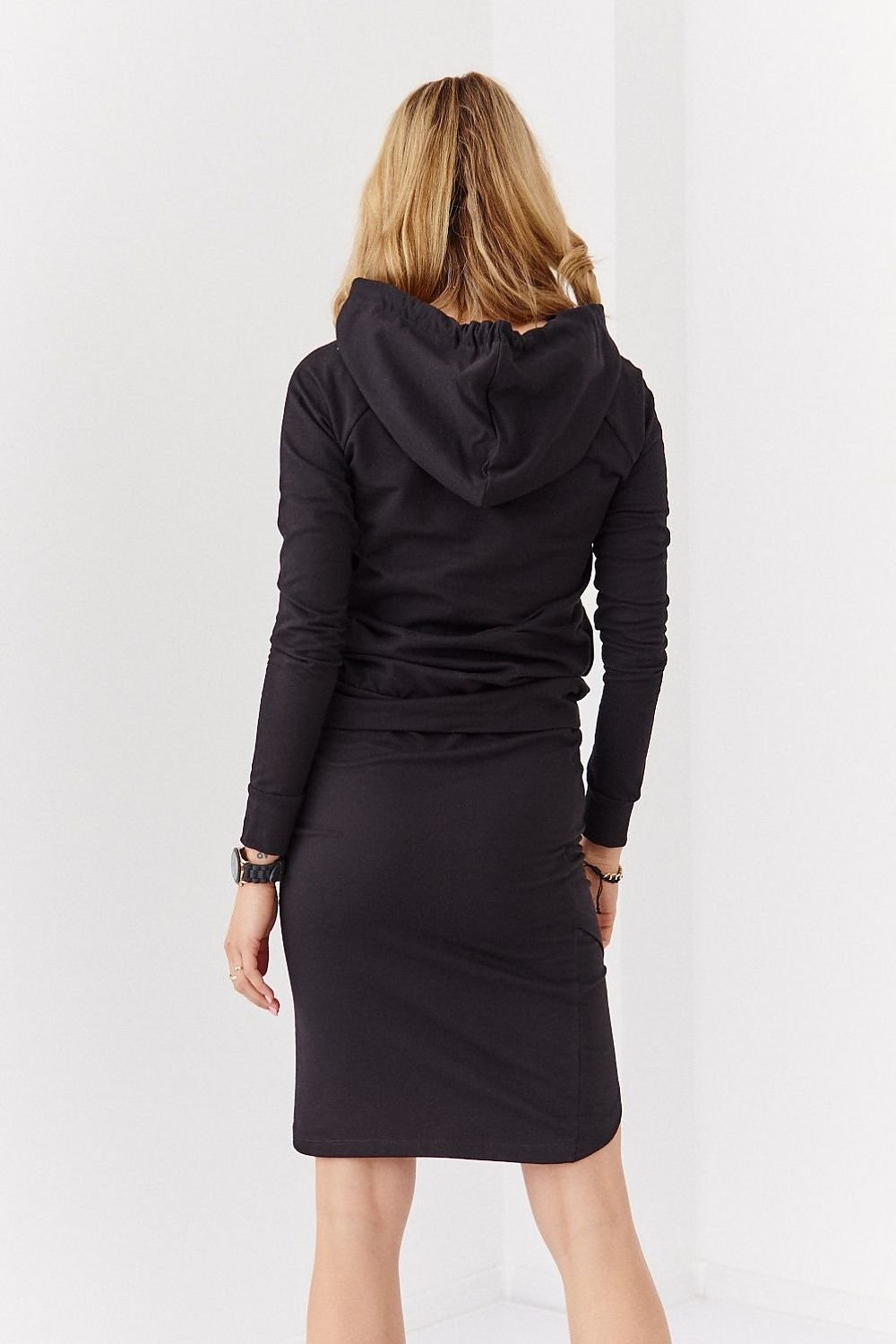 Jupe asymétrique noire midi pour un look élégant et moderne, parfaite pour le bureau ou une soirée.