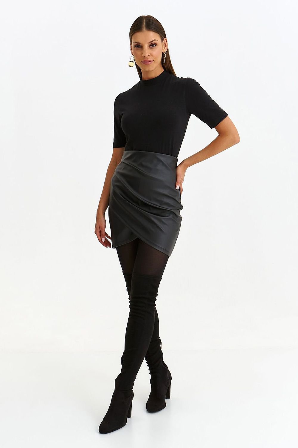 Jupe courte en simili cuir noir, coupe asymétrique, parfaite pour un look moderne et tendance, disponible sur jupe-courte-simili-cuir.